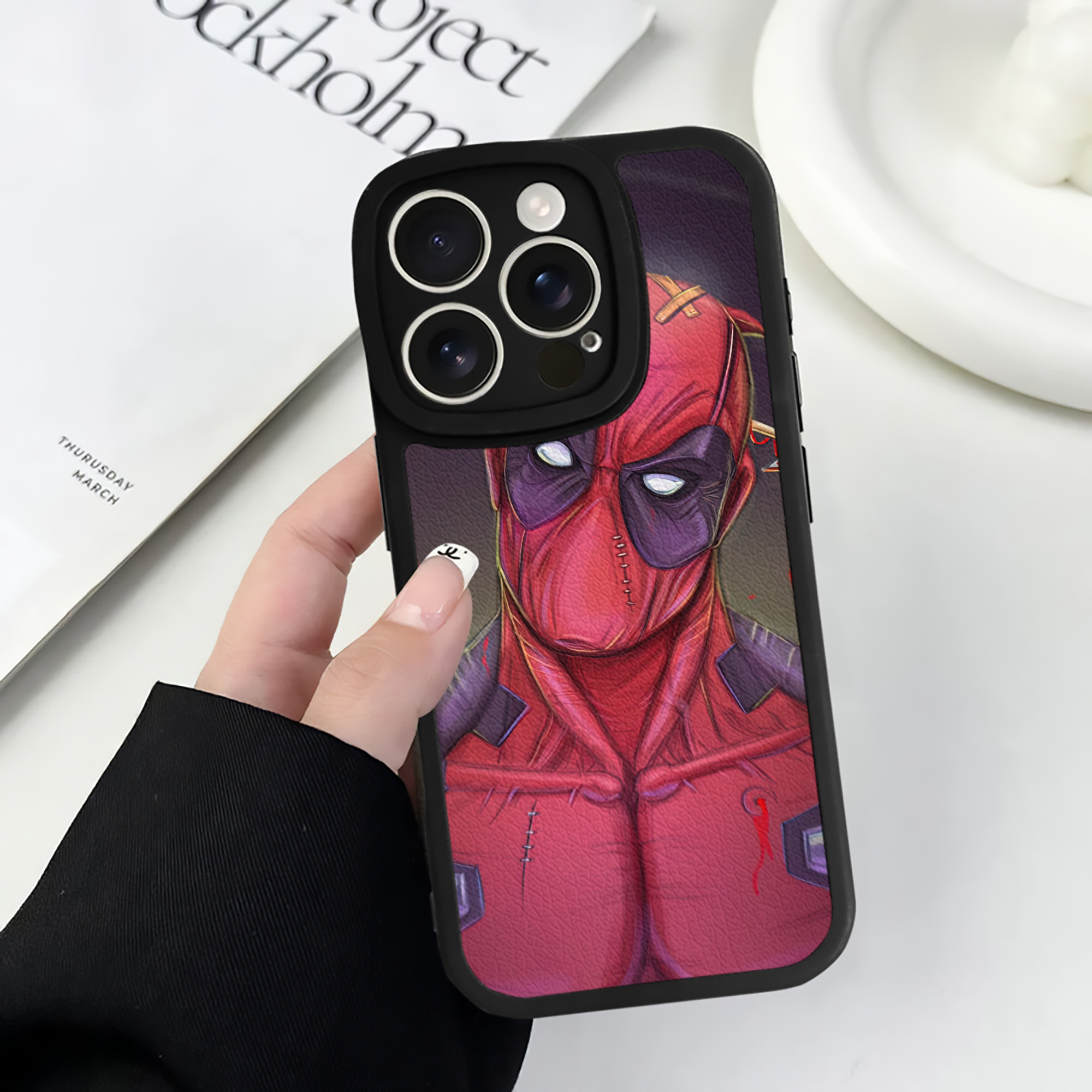 （画像用） Deadpool デッドプール 【iPhone 16シリーズ対応】シリコンスマホケース（レザー調） 材質：シリコン